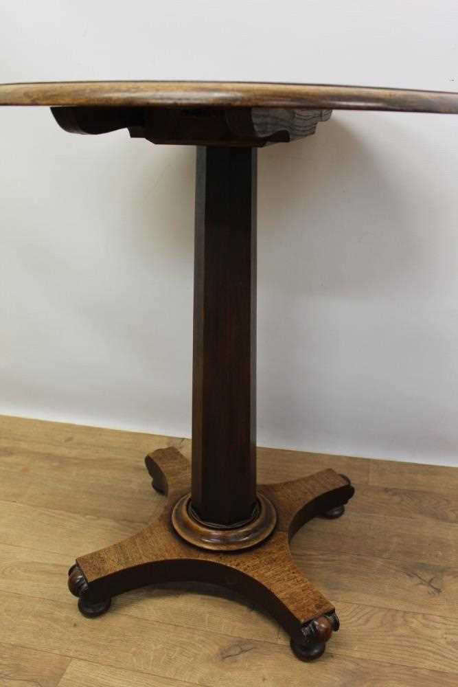 Early 19th century mahogany lamp table with circular top table standing on octagonal column and pla - Bild 3 aus 5