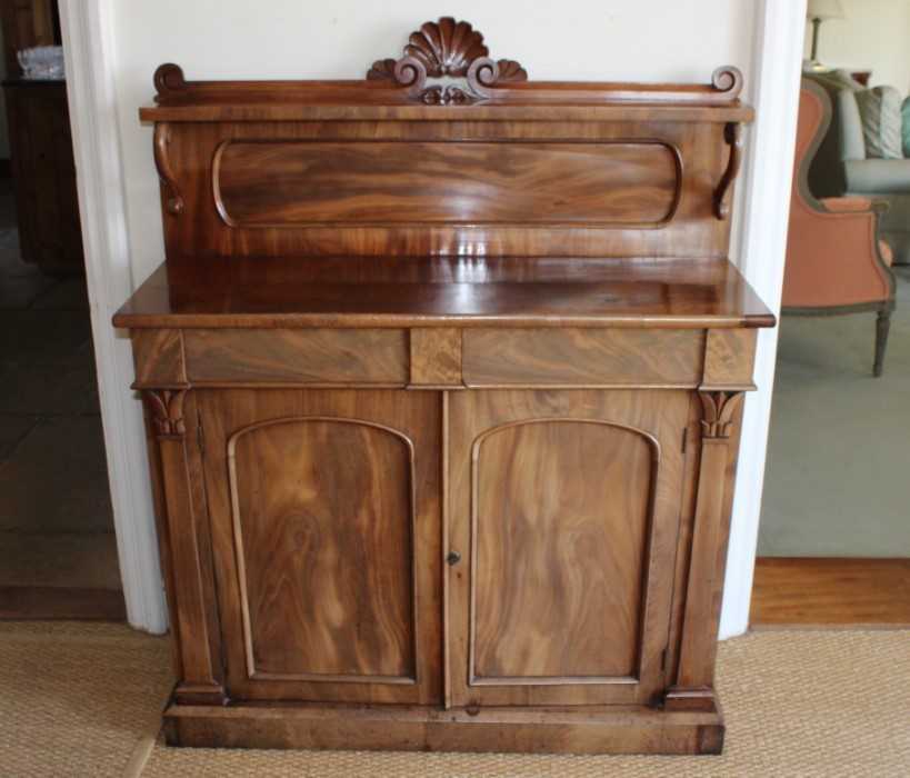 Victorian mahogany chiffonier with raised ledge back above two frieze drawers and twin arched panell