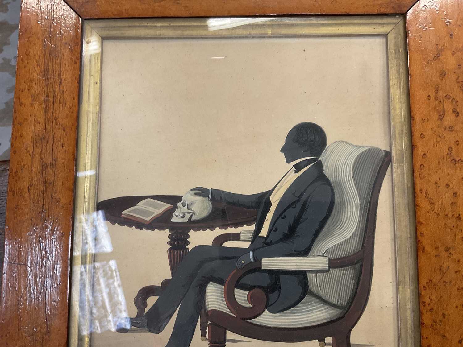 Unusual Regency silhouette portrait, with skull on the table, in birds eye maple frame. - Bild 6 aus 8