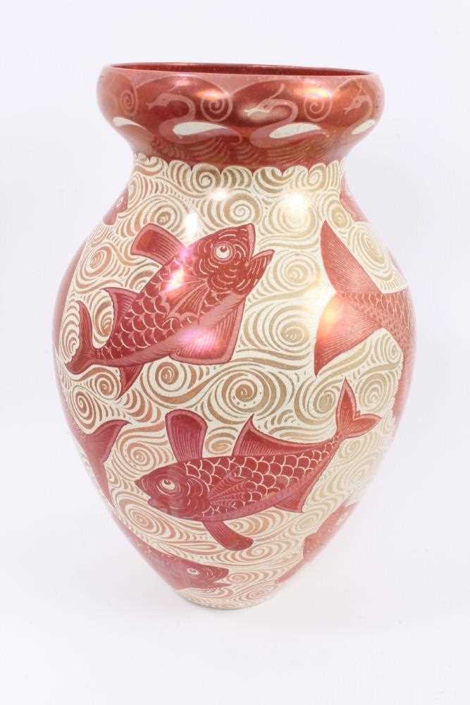 A William de Morgan ruby lustre fish vase - Bild 3 aus 6