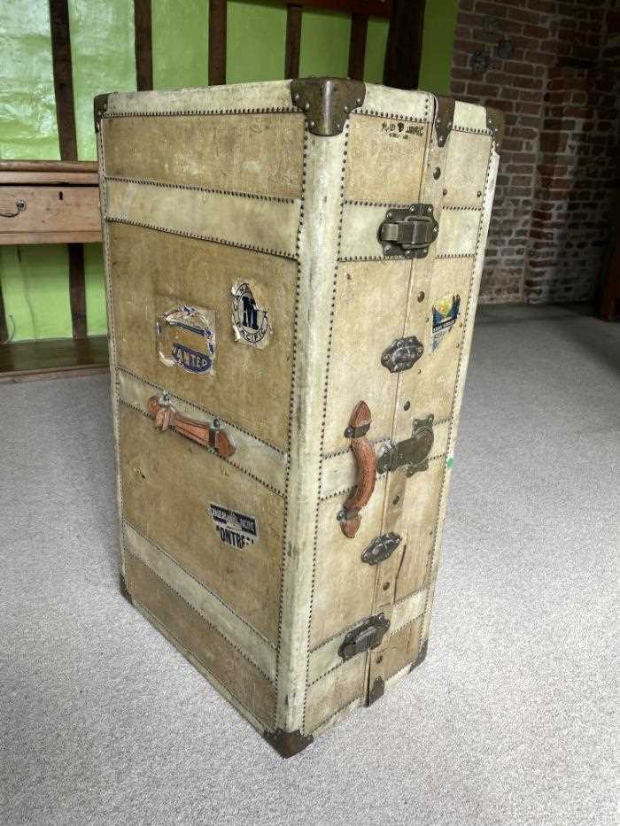 1920s velum cabin trunk with original fitted drawers enclosed by a tambour shutter, hanging rail and - Bild 6 aus 7