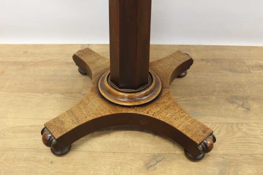 Early 19th century mahogany lamp table with circular top table standing on octagonal column and pla - Bild 4 aus 5