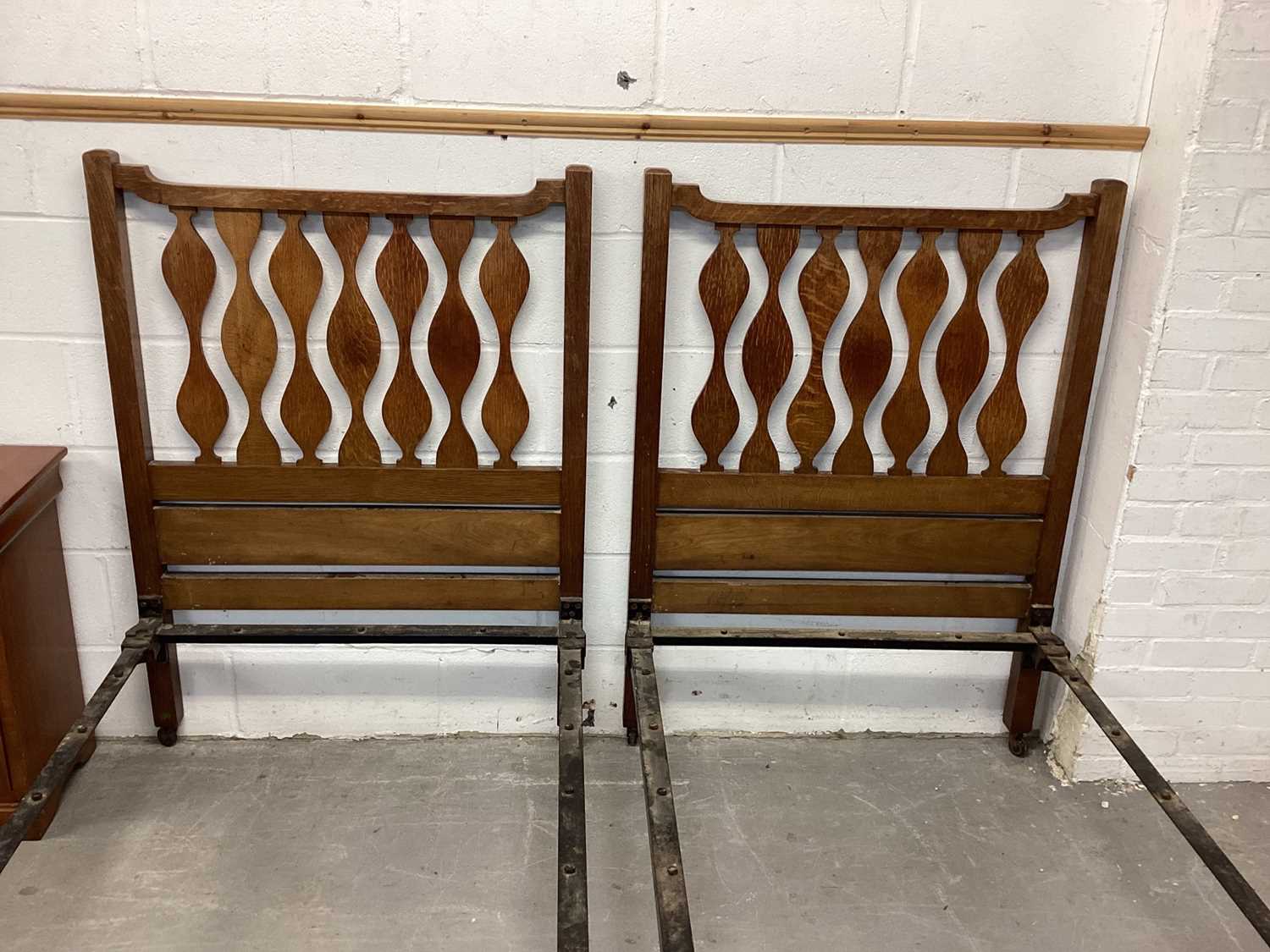 Pair of Edwardian Arts & Crafts single bedsteads, in the manner of Liberty’s - Bild 5 aus 18