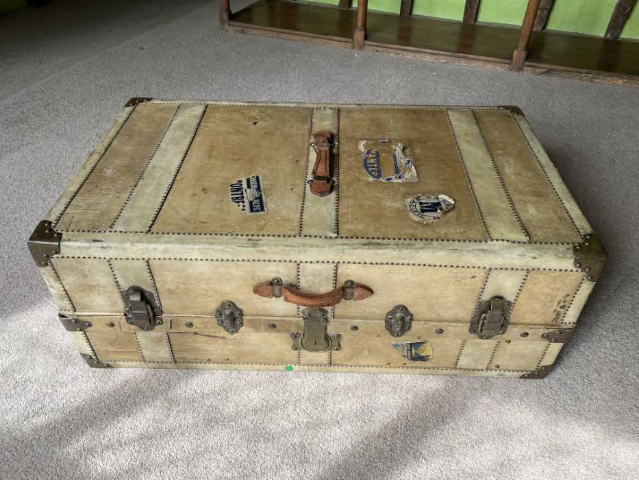 1920s velum cabin trunk with original fitted drawers enclosed by a tambour shutter, hanging rail and - Bild 5 aus 7