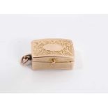 19th century gold miniature vinaigrette of hipped rectangular form, stamped 9c and sponsor's mark W.