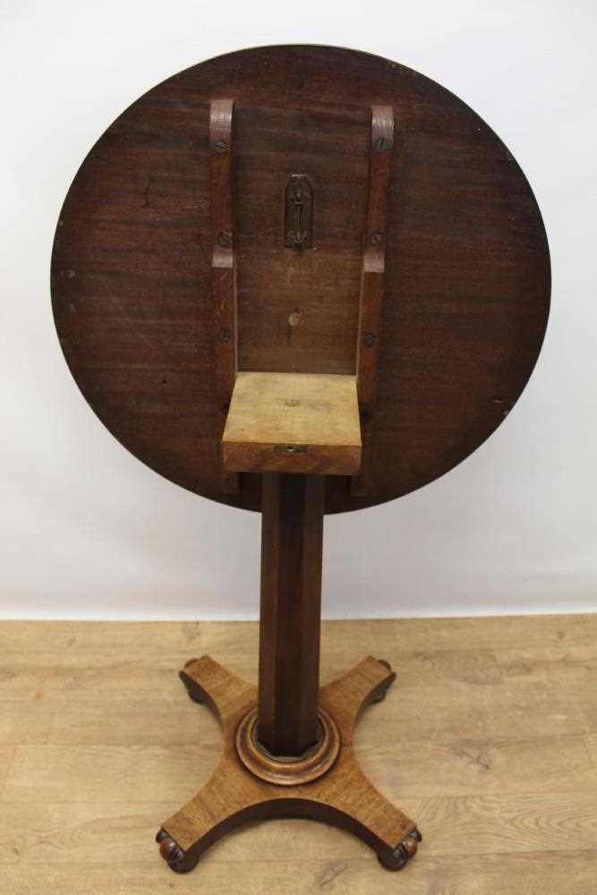 Early 19th century mahogany lamp table with circular top table standing on octagonal column and pla - Bild 5 aus 5