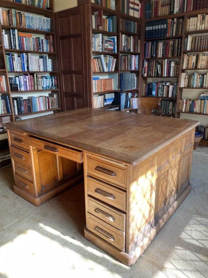 1920s oak pedestal writing desk and revolving desk chair - Bild 2 aus 12