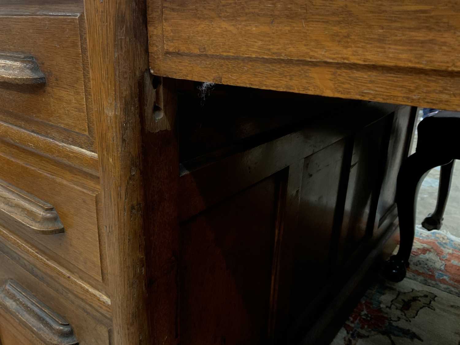 1920s oak pedestal writing desk and revolving desk chair - Bild 8 aus 12