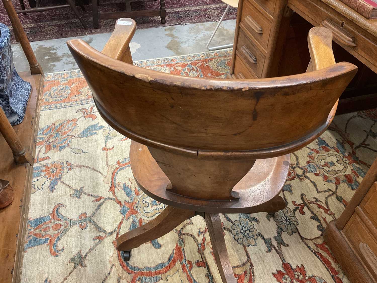 1920s oak pedestal writing desk and revolving desk chair - Bild 12 aus 12