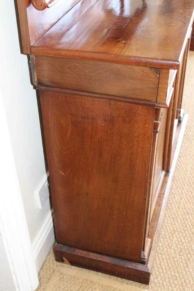 Victorian mahogany chiffonier with raised ledge back above two frieze drawers and twin arched panell - Bild 7 aus 8