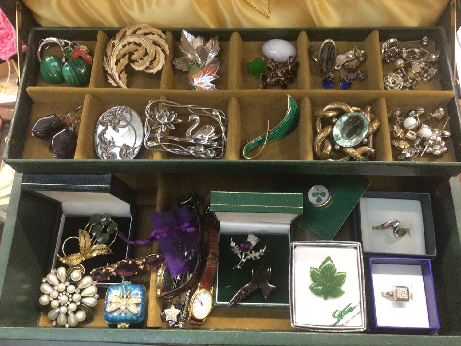 Jewellery box containing Norwegian green enamelled silver gilt brooch, silver swan brooch, two silve