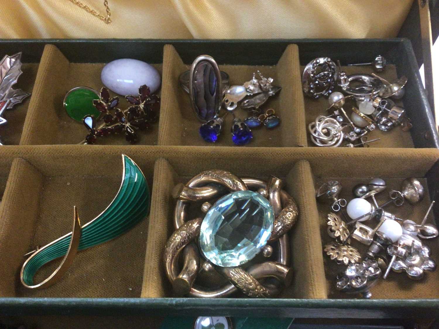 Jewellery box containing Norwegian green enamelled silver gilt brooch, silver swan brooch, two silve - Image 2 of 7