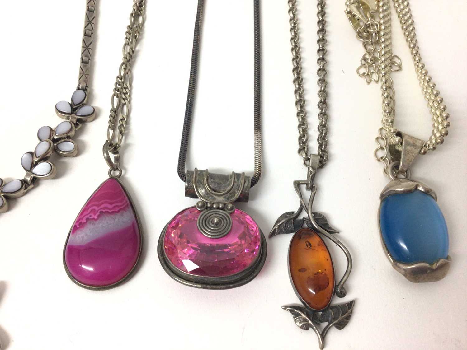 Group of silver mounted semi precious gem stone pendants on chains and other silver/ white metal jew - Bild 2 aus 6