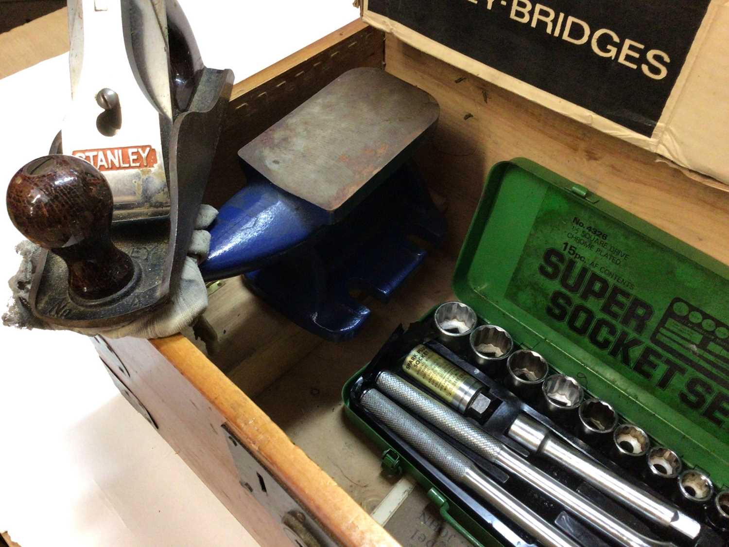 A Stanley plane, a Record plane, a Stanley Bridges sander, a socket set, etc, in a wooden tool box - Image 4 of 5