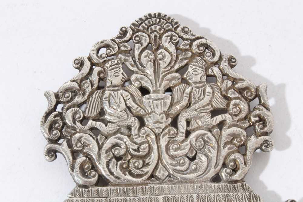 Thai white metal buckle with figure and foliate scroll pierced decoration - Image 5 of 6