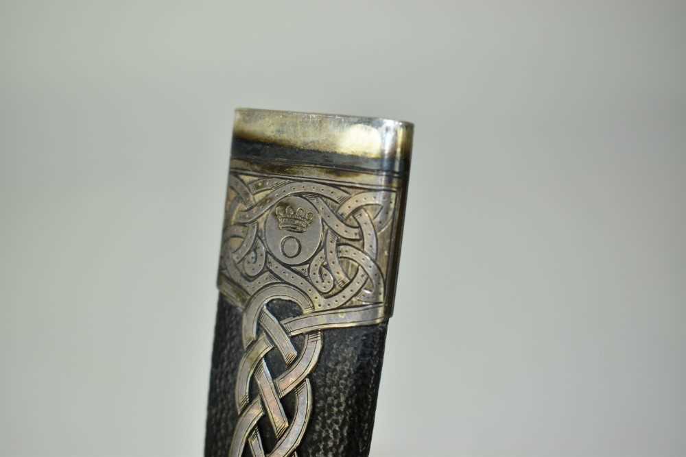 Good quality 1940s Scottish silver mounted skean dhu dirk with Barons crest - Image 4 of 4