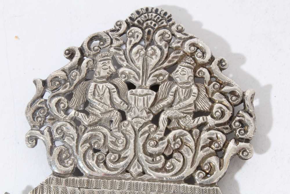 Thai white metal buckle with figure and foliate scroll pierced decoration - Bild 6 aus 6