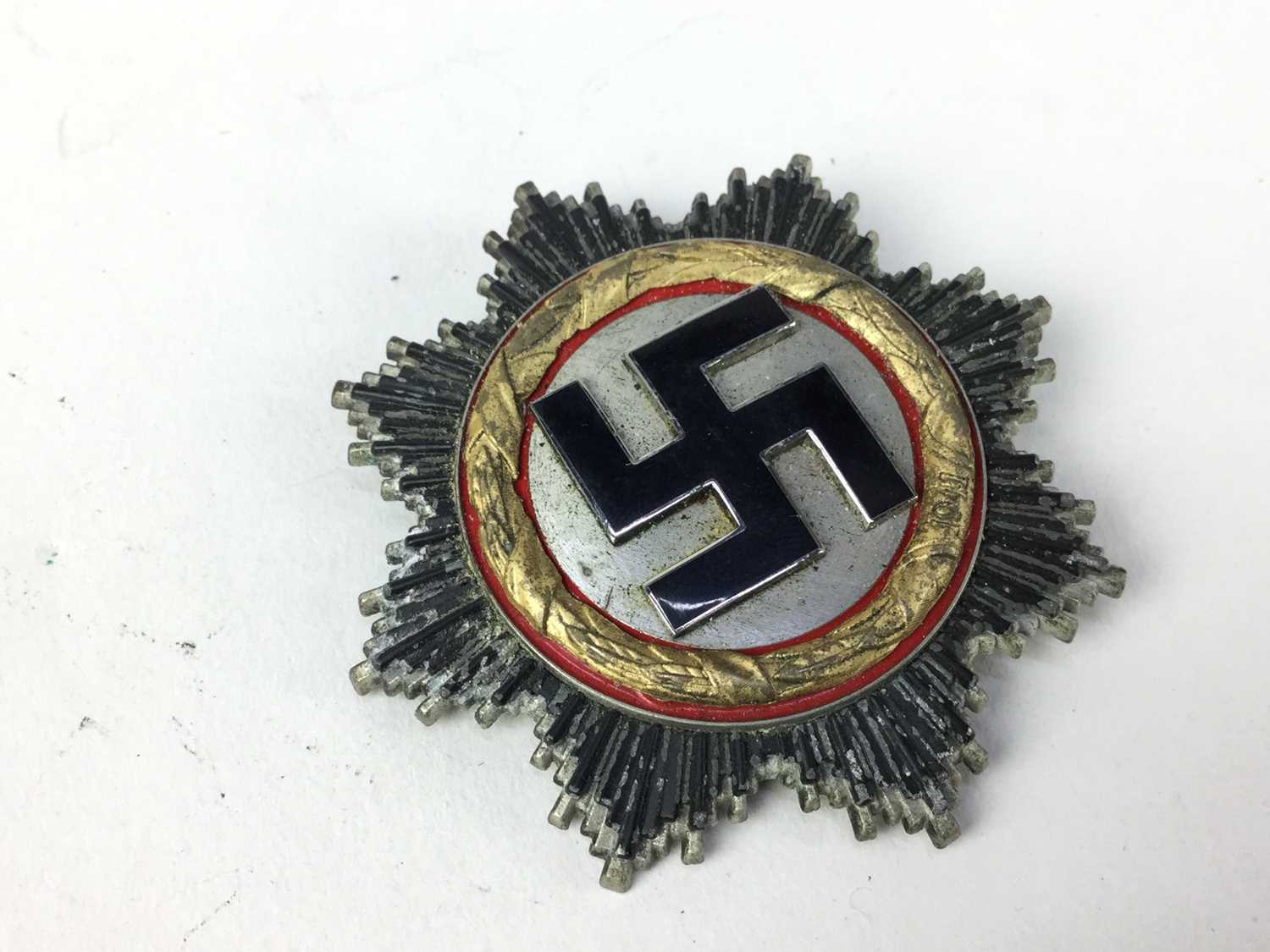 Good Post War copy of a Nazi German Cross in gold, the pin stamped with a 1, in case. - Image 3 of 3