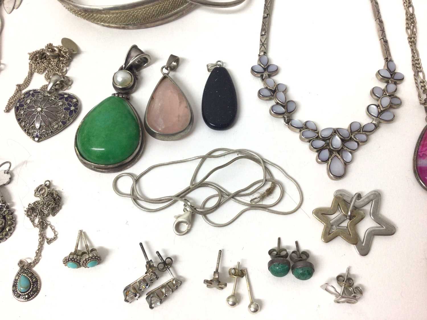 Group of silver mounted semi precious gem stone pendants on chains and other silver/ white metal jew - Bild 3 aus 6