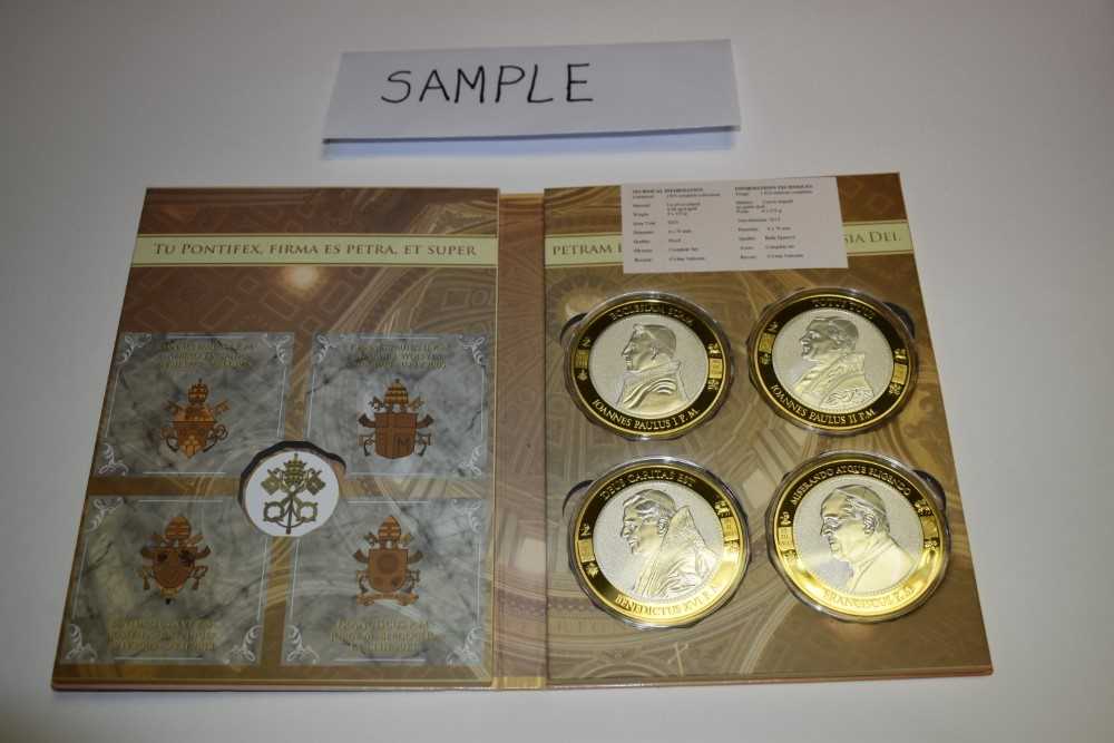 World - Mixed gold-plated commemorative coin sets in boxes and folders of issue to include Philip Du - Bild 3 aus 7