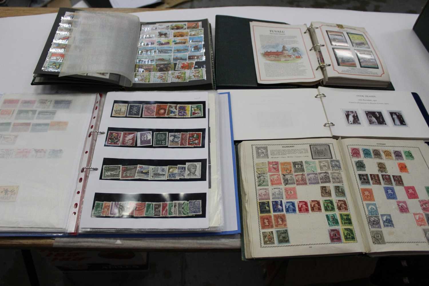 Stamps World selection in albums and stockbooks including Netherlands, Italy, Spain etc. 2 boxes - Image 3 of 4