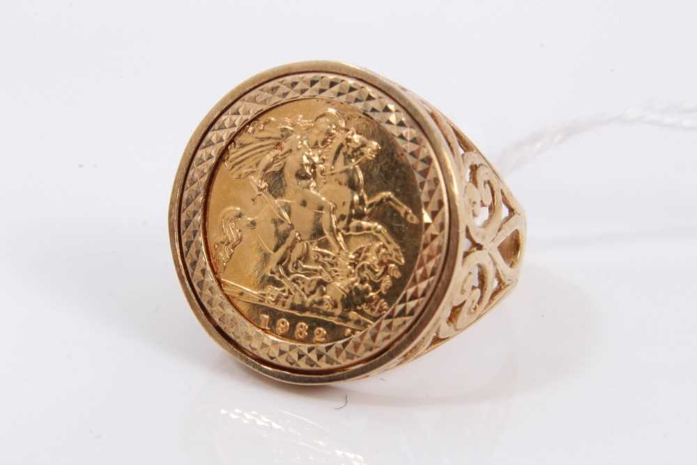 Elizabeth II gold half sovereign, 1982, in 9ct gold ring mount, size R½