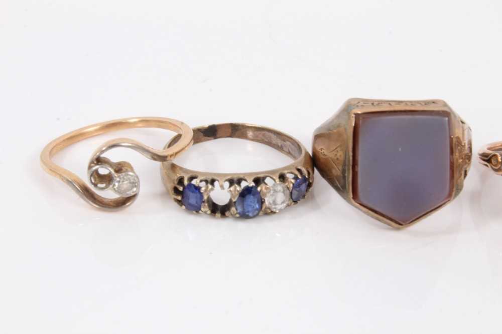 9ct gold hard stone shield signet ring, 9ct gold garnet cluster ring, gem set ring, diamond and sapp - Bild 2 aus 3