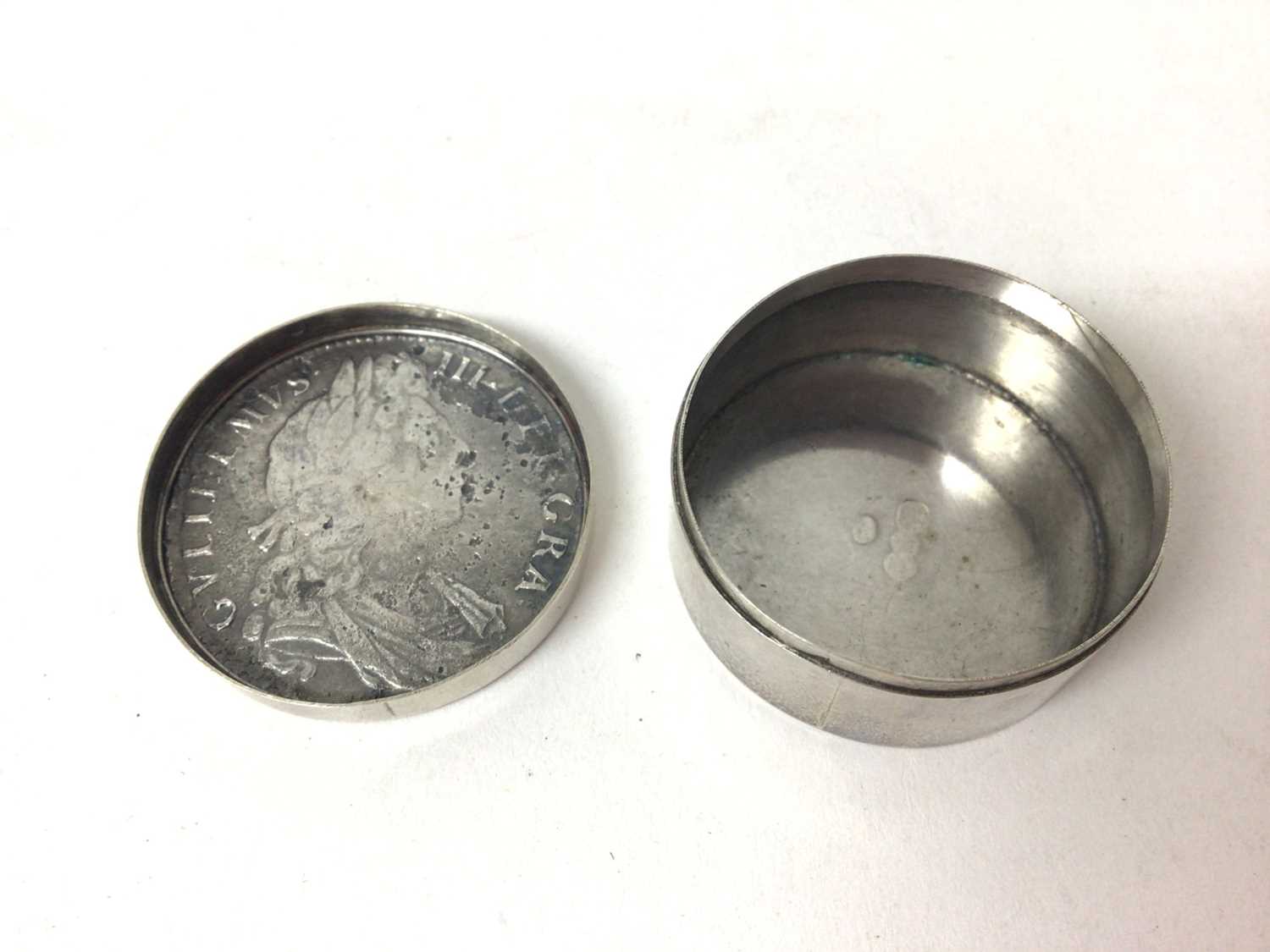 Contemporary silver pill box, mounted with a William III halfcrown dated 1698, (London 1975), maker - Image 2 of 3
