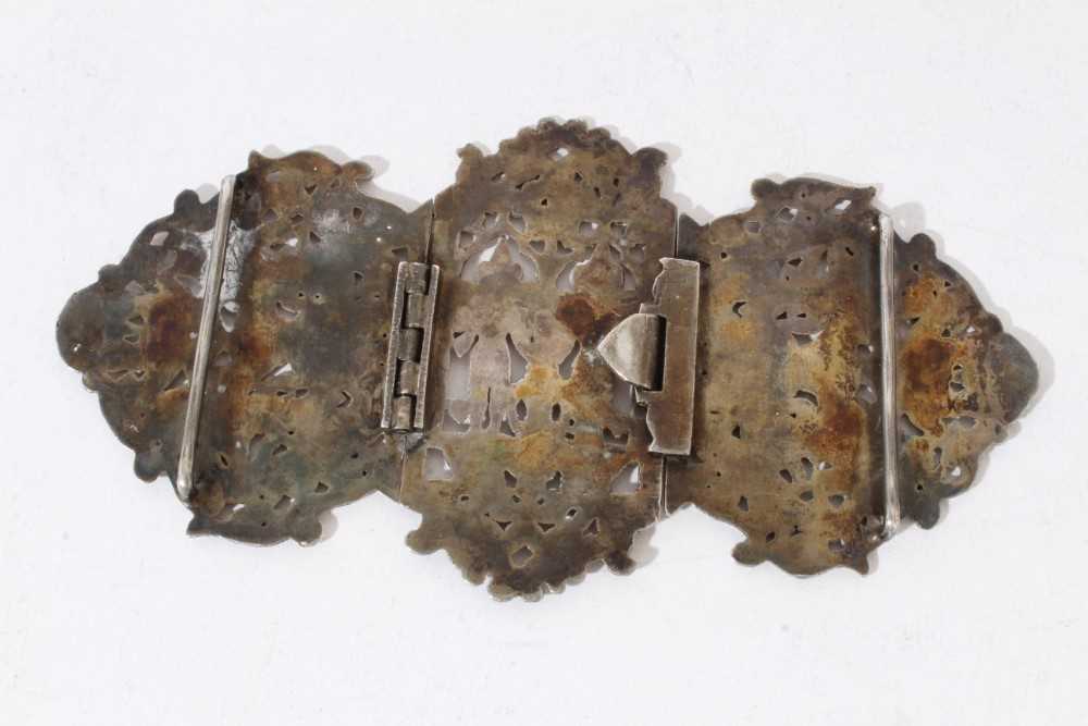 Thai white metal buckle with figure and foliate scroll pierced decoration - Image 2 of 6