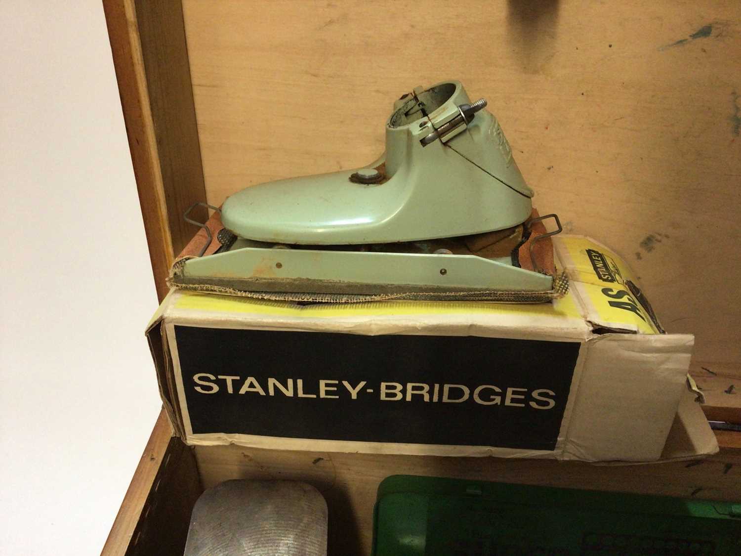 A Stanley plane, a Record plane, a Stanley Bridges sander, a socket set, etc, in a wooden tool box - Image 5 of 5