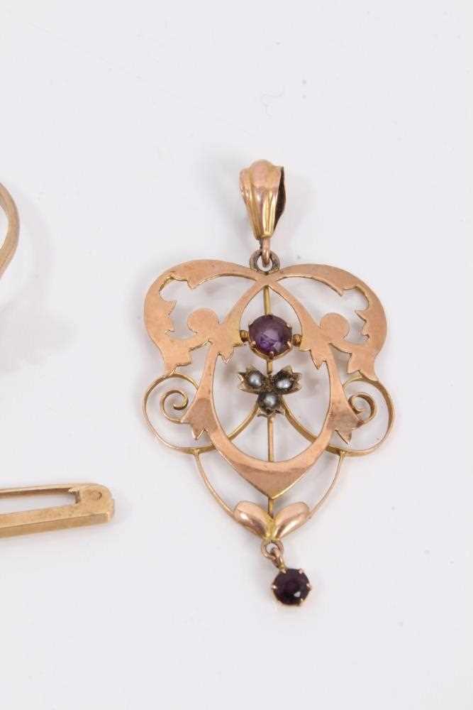 Edwardian 9ct rose gold amethyst and seed pearl pendant, 9ct rose gold signet ring, 9ct gold culture - Bild 2 aus 3
