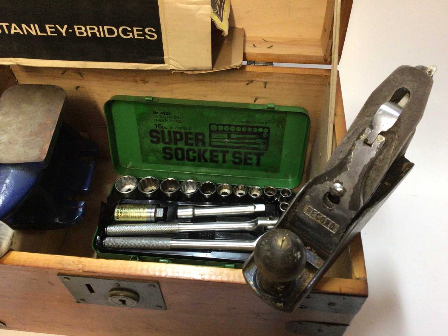A Stanley plane, a Record plane, a Stanley Bridges sander, a socket set, etc, in a wooden tool box - Image 3 of 5