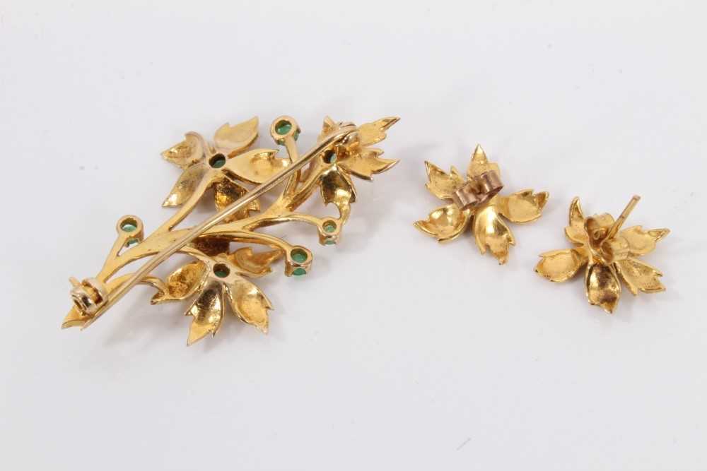 9ct gold emerald floral spray brooch and pair of matching stud earrings - Bild 2 aus 2