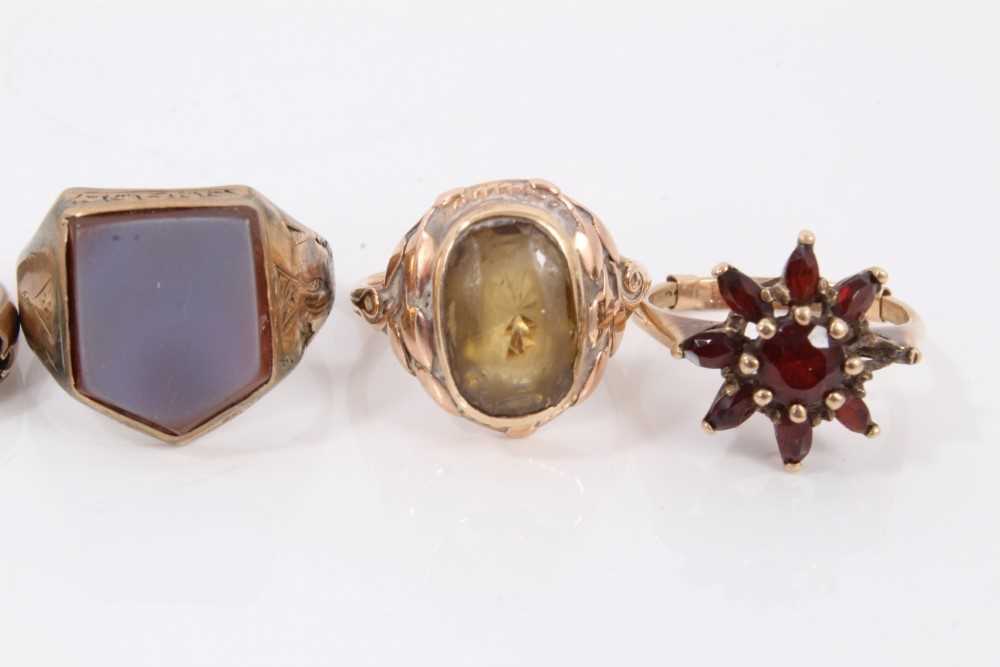 9ct gold hard stone shield signet ring, 9ct gold garnet cluster ring, gem set ring, diamond and sapp - Bild 3 aus 3