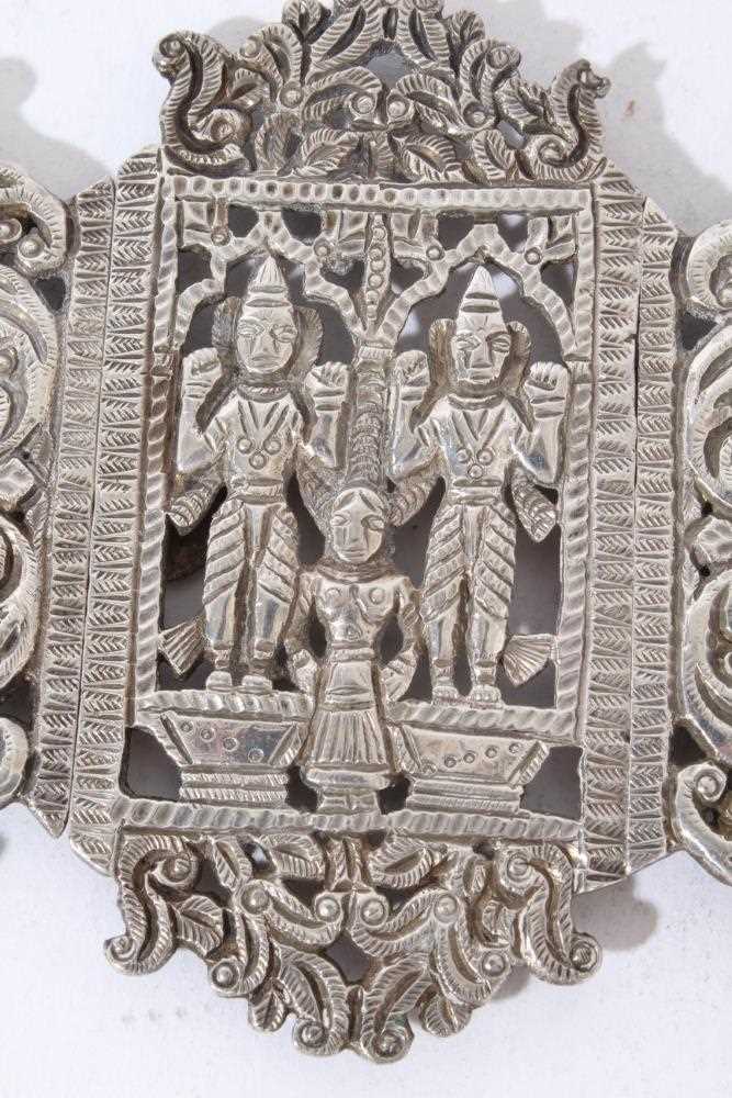 Thai white metal buckle with figure and foliate scroll pierced decoration - Bild 4 aus 6