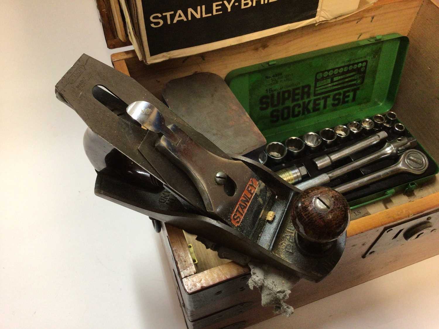 A Stanley plane, a Record plane, a Stanley Bridges sander, a socket set, etc, in a wooden tool box - Image 2 of 5