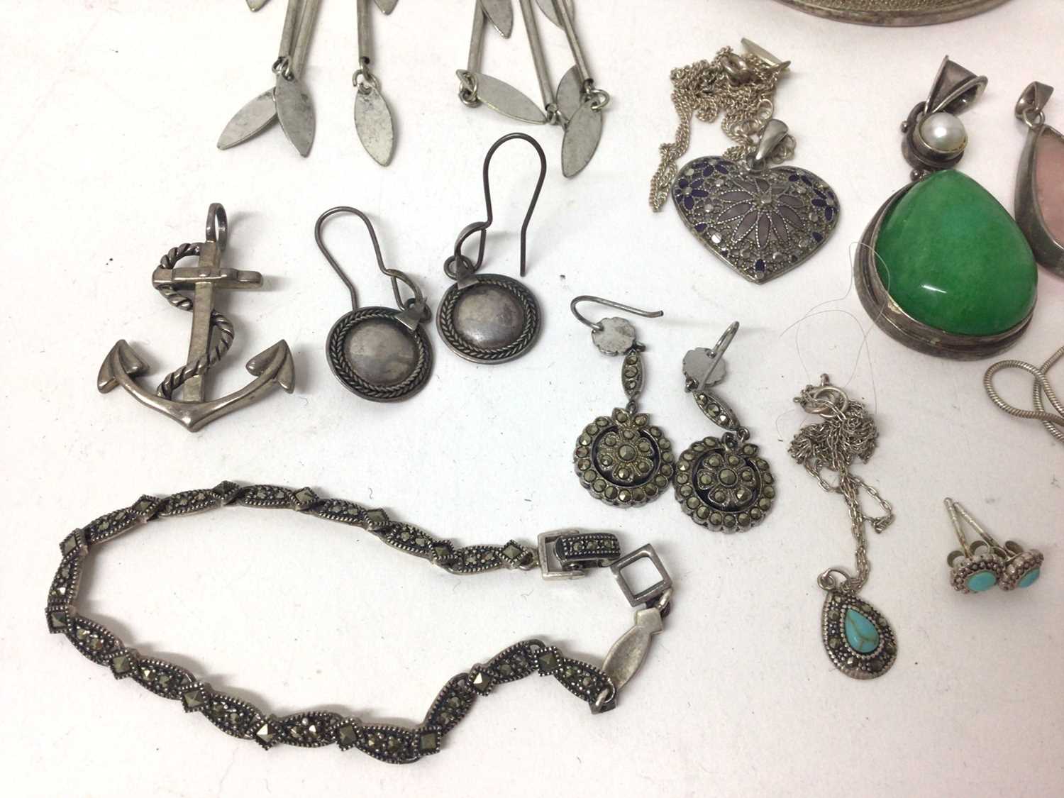 Group of silver mounted semi precious gem stone pendants on chains and other silver/ white metal jew - Bild 4 aus 6