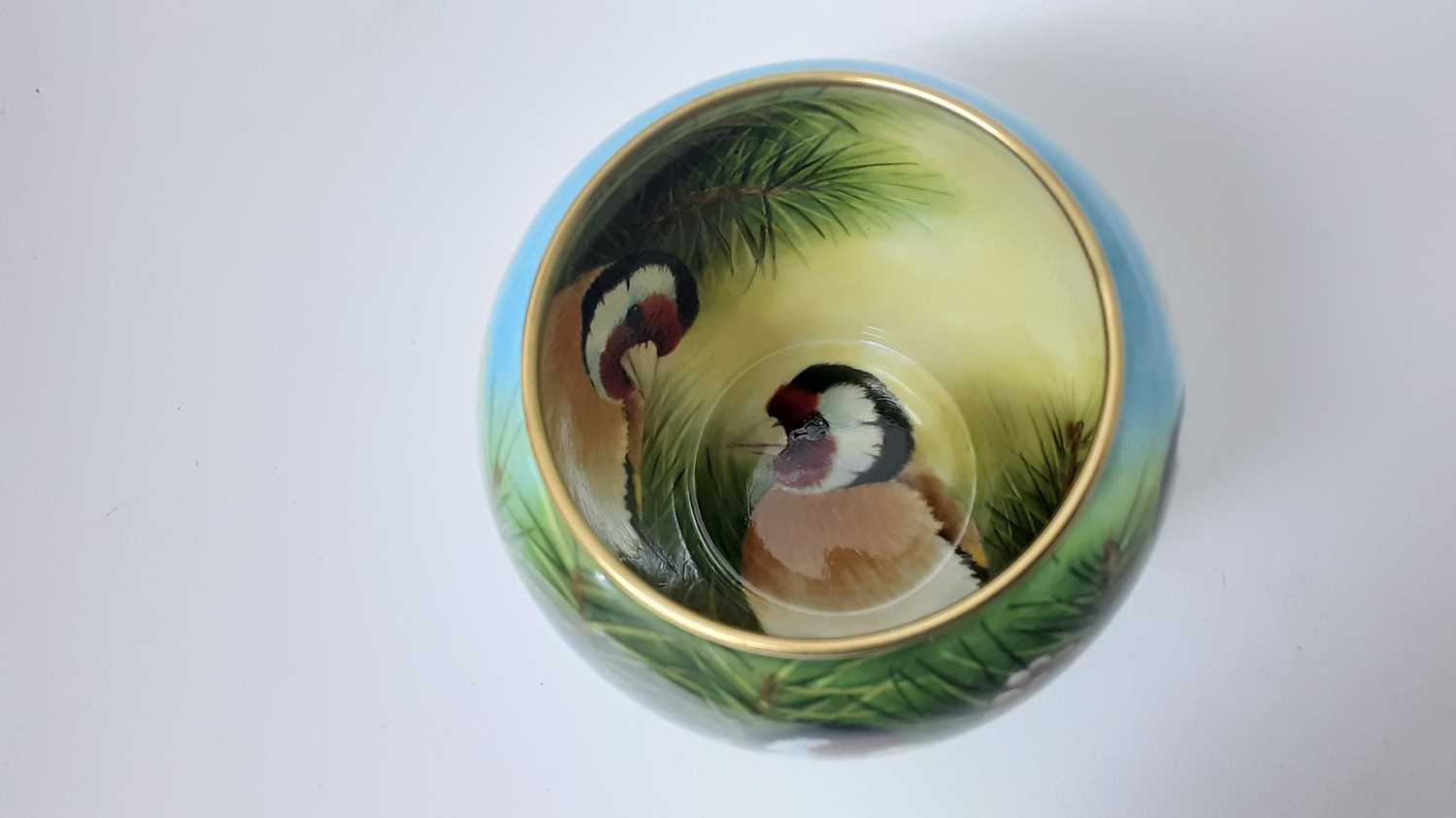 Stephen Smith limited edition hand painted Sociable Goldfinch vase, 211216, no 7/25, boxed (original - Image 3 of 4