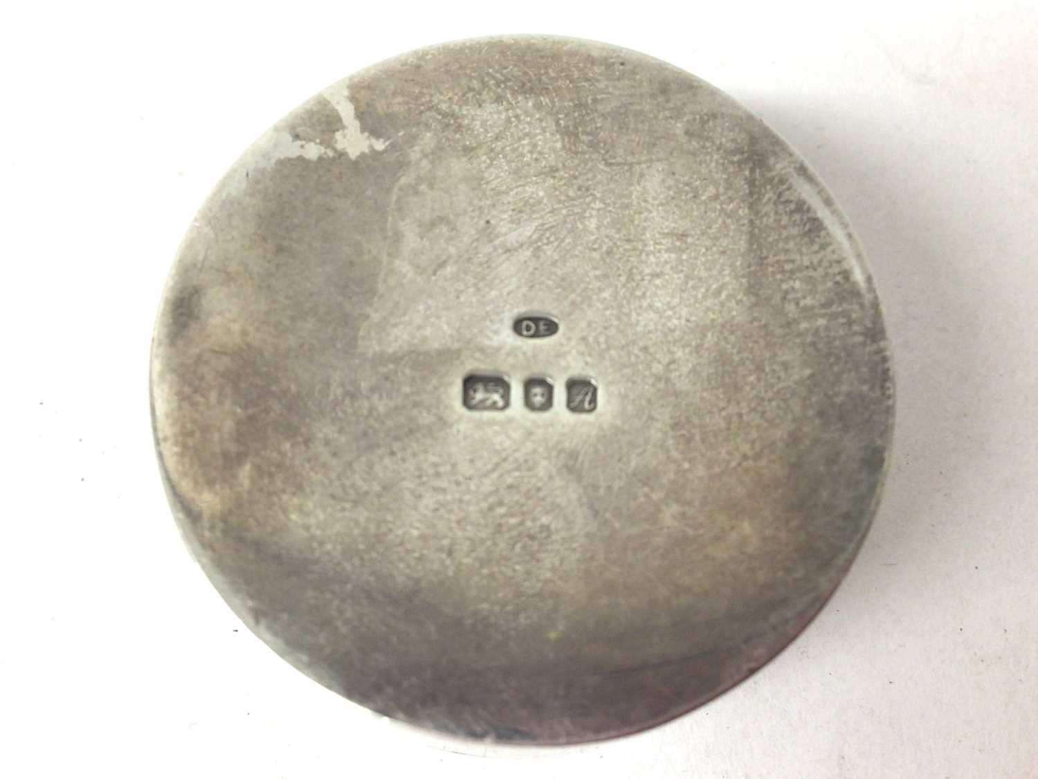 Contemporary silver pill box, mounted with a William III halfcrown dated 1698, (London 1975), maker - Image 3 of 3