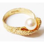 A hallmarked 9ct. gold textured ribbon band ring, set with a cultured pearl
