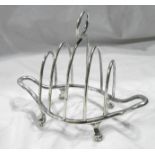 A silver toast rack with graduated dividers, set on paw feet - London 1905 - end split