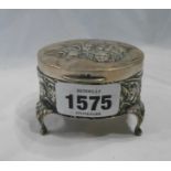 An Edwardian silver cherub decorated ring box, set on cabriole legs with pad feet - Birmingham 1904