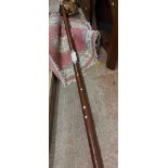 A 3.2m Victorian heavy mahogany curtain pole with petal terminals and wooden curtain rings