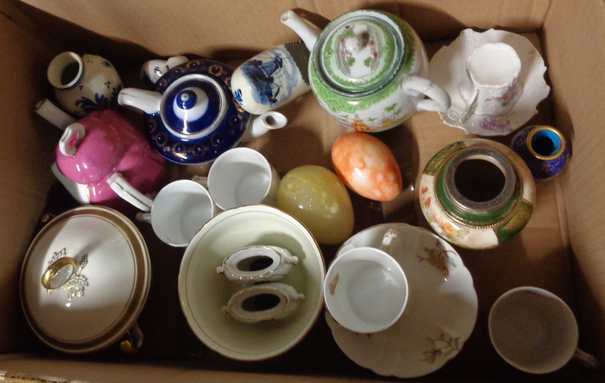 A box containing a quantity of assorted ceramic and other collectable items including Wood & Co.