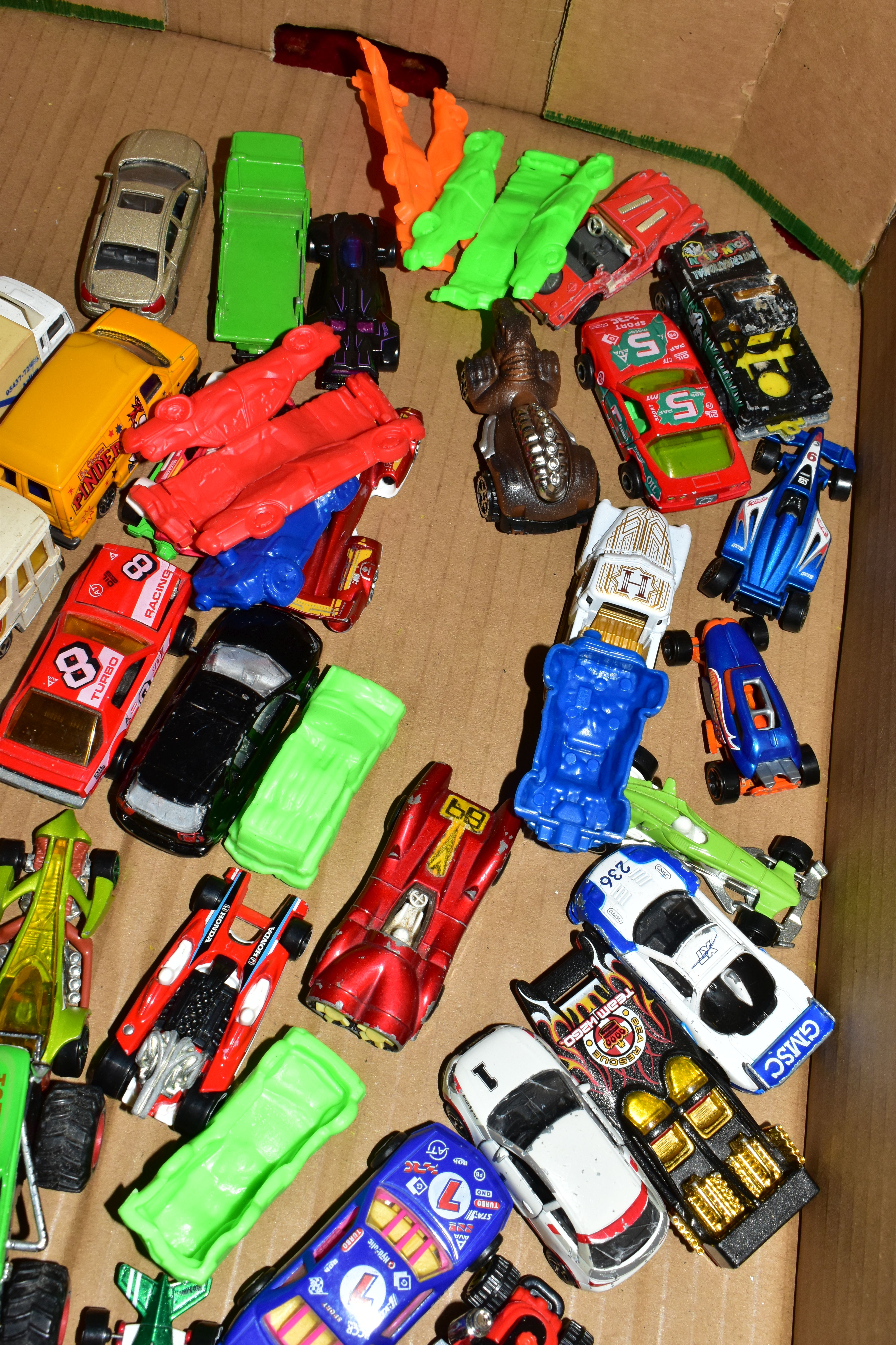 A LARGE QUANTITY OF UNBOXED AND ASSORTED MODERN DIECAST VEHICLES, vast majority are 1990's and later - Image 9 of 26