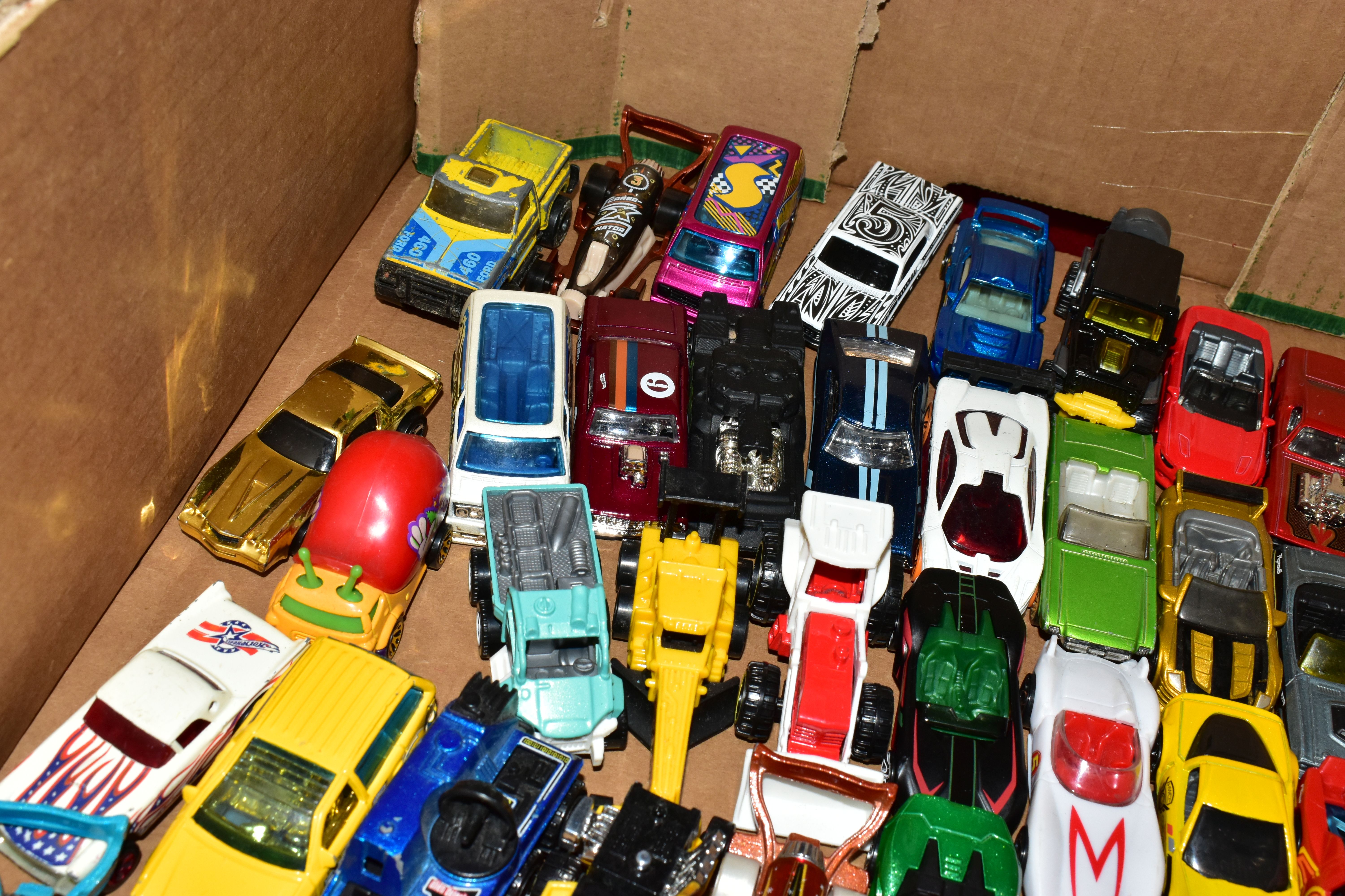 A LARGE QUANTITY OF UNBOXED AND ASSORTED MODERN DIECAST VEHICLES, vast majority are 1990's and later - Image 13 of 26