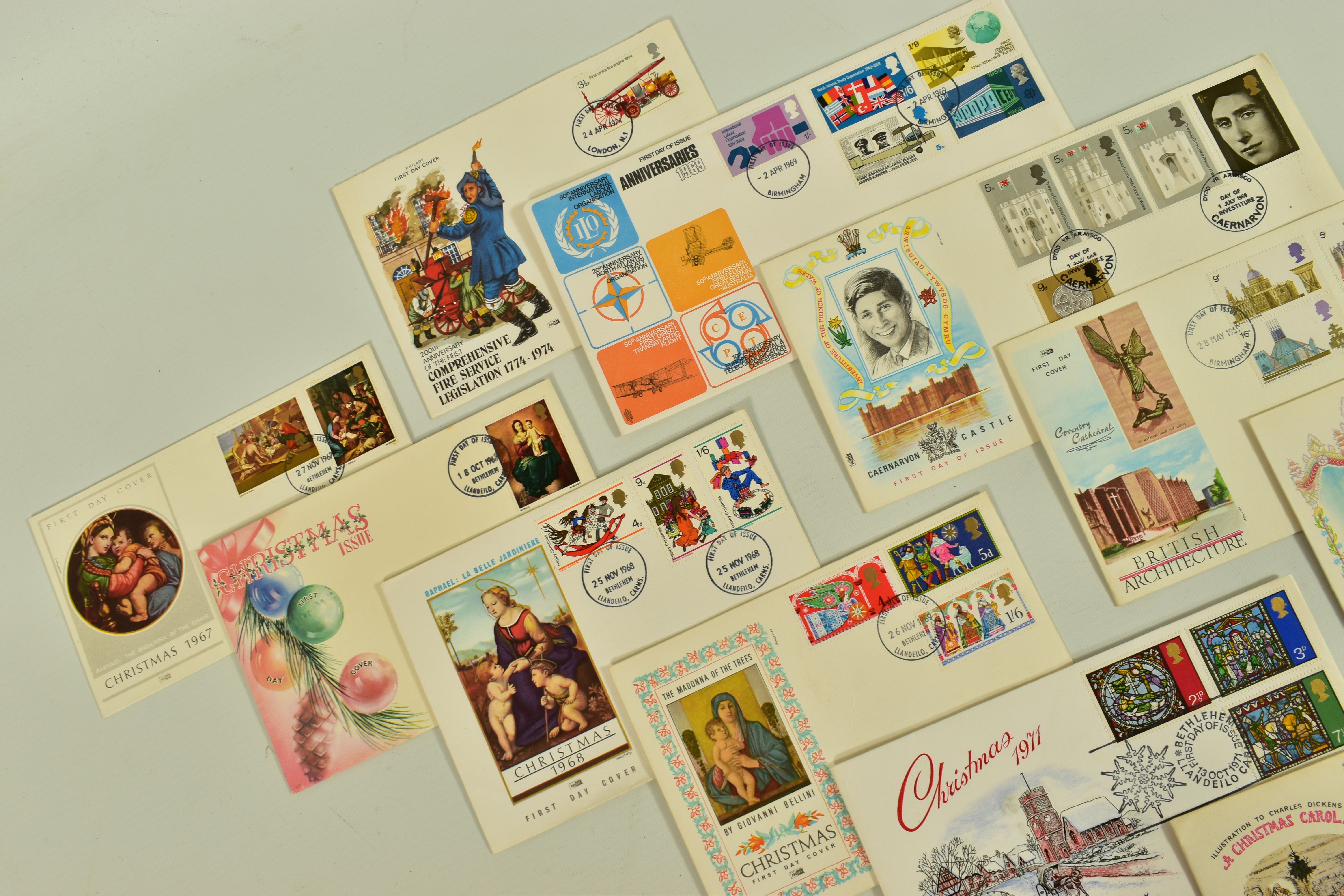 A RANGE OF FIRST DAY COVERS AND WORLDWIDE STAMPS, across a number of albums and loose in tins, the - Image 29 of 31