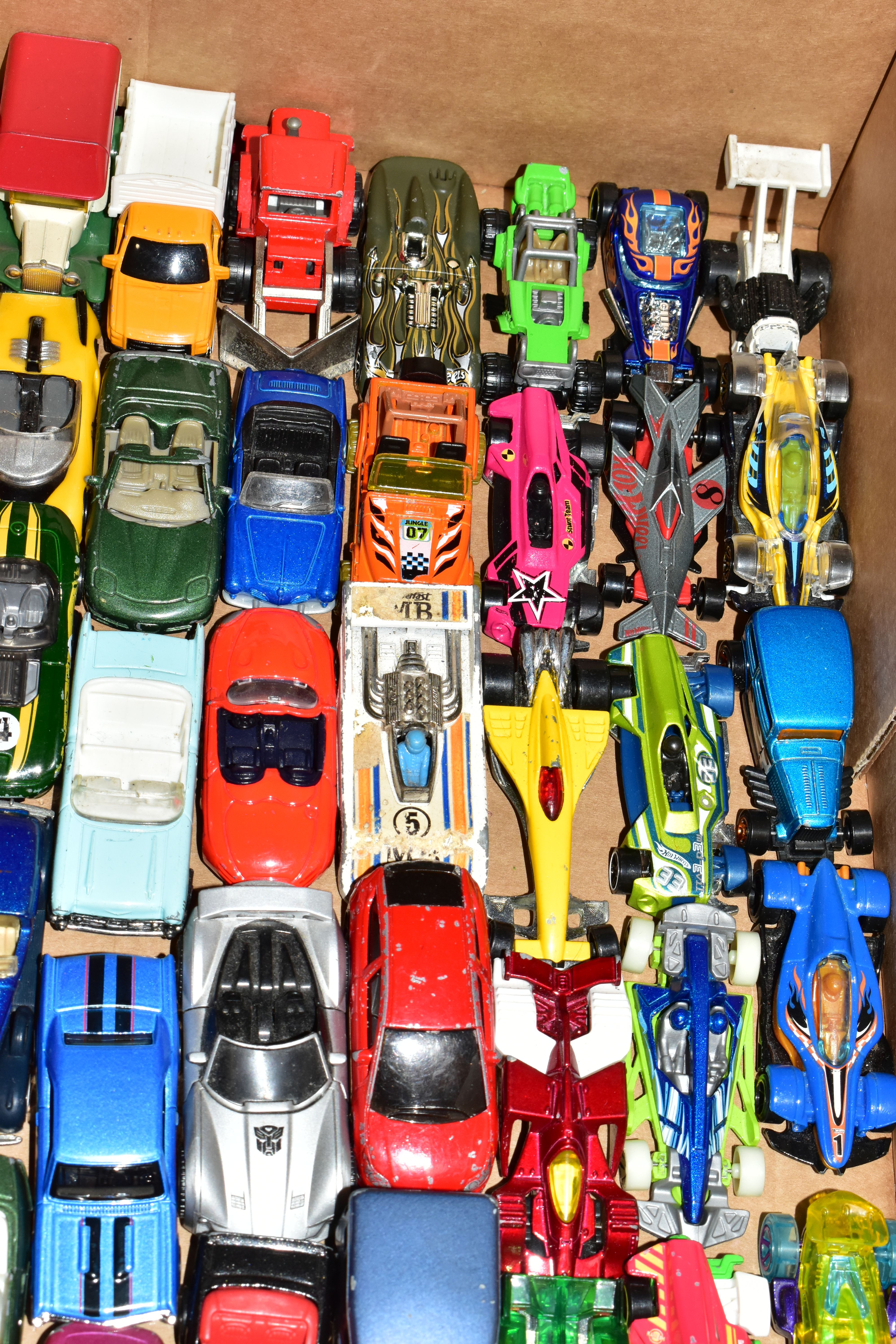 A LARGE QUANTITY OF UNBOXED AND ASSORTED MODERN DIECAST VEHICLES, vast majority are 1990's and later - Image 18 of 26