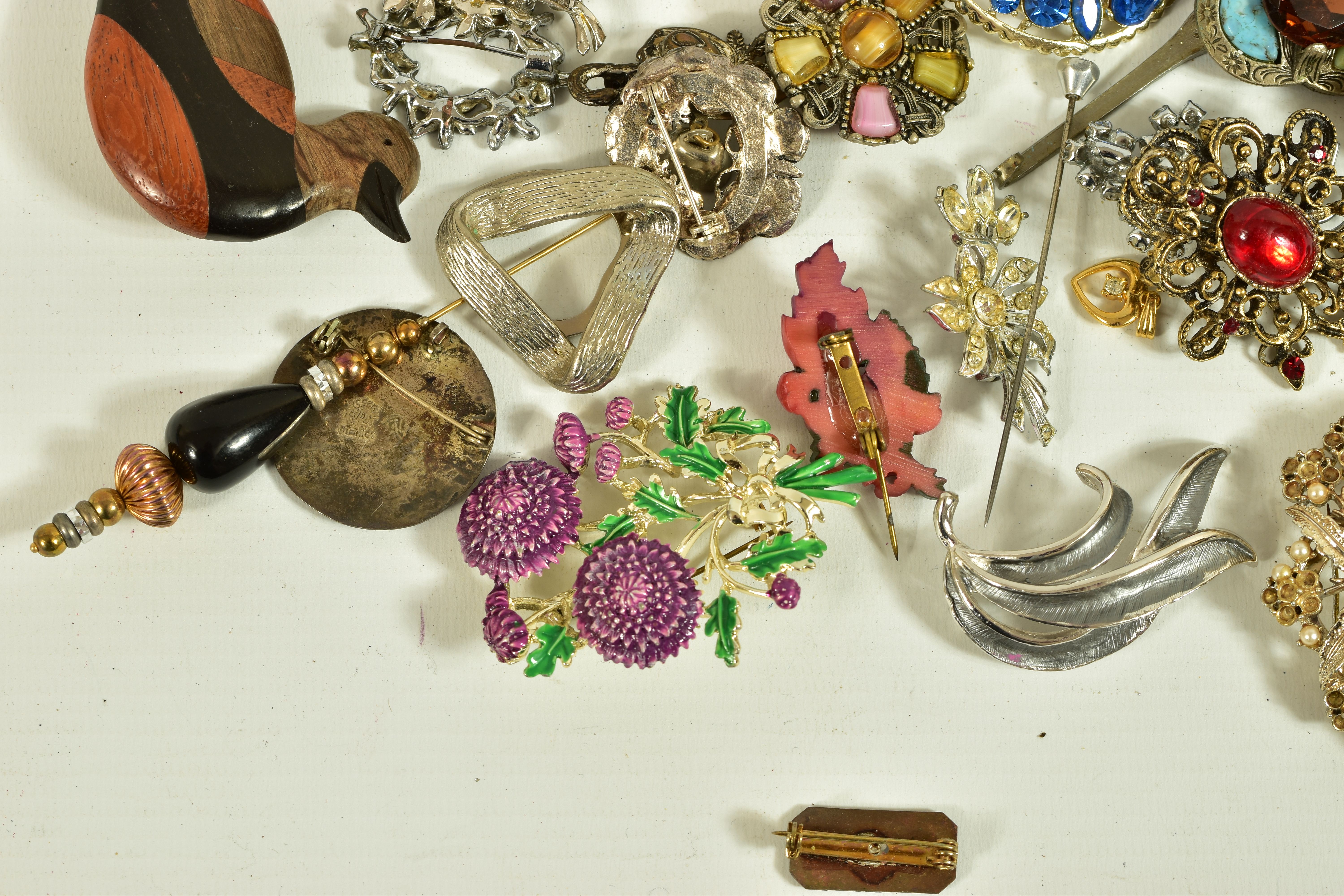 A BAG OF ASSORTED COSTUME JEWELLERY, to include a lady's 'Rotary' wristwatch fitted with an - Image 5 of 11
