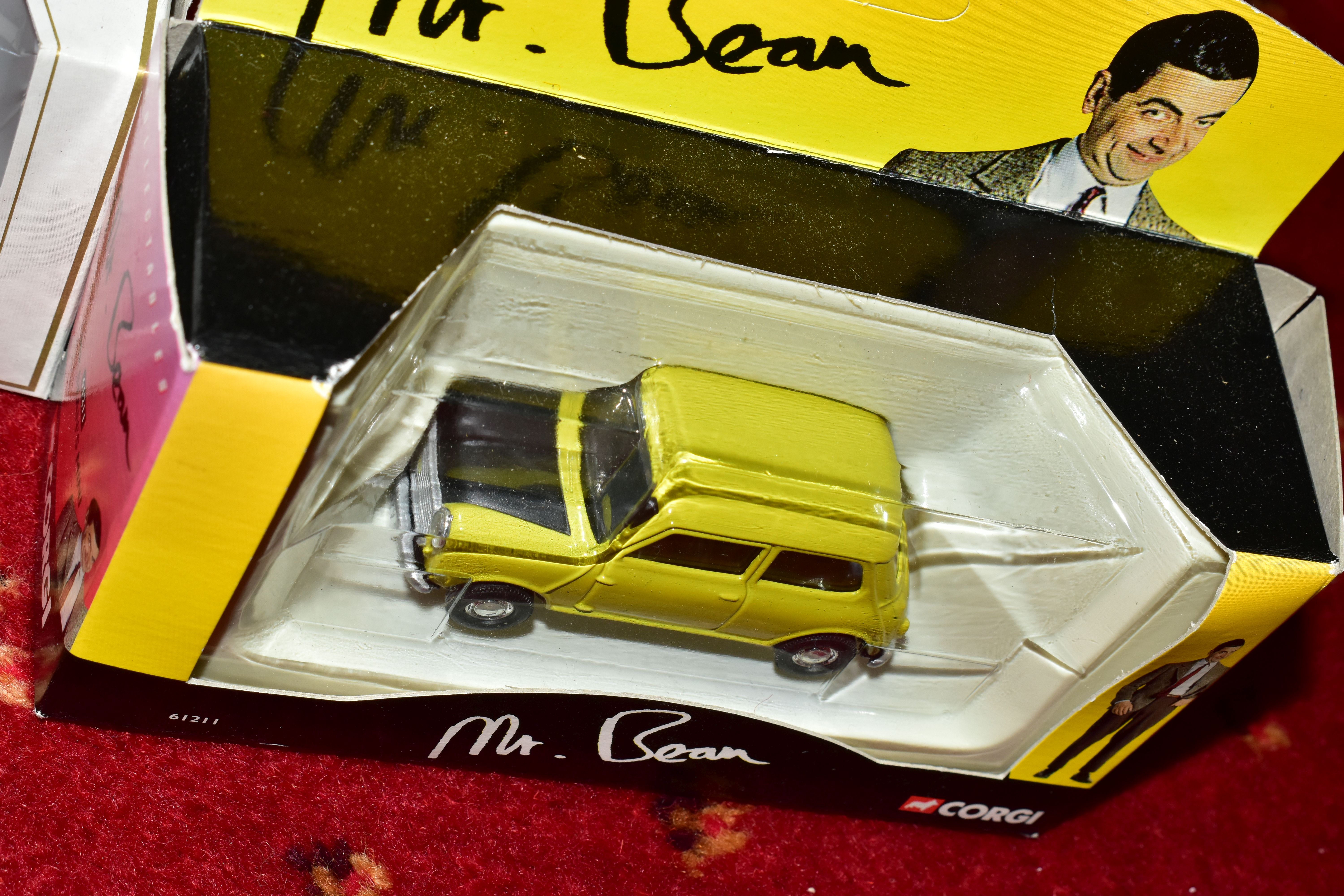 A SMALL QUANTITY OF MAINLY BOXED MODERN DIECAST VEHICLES, to include boxed Corgi Classics Chitty - Image 4 of 6